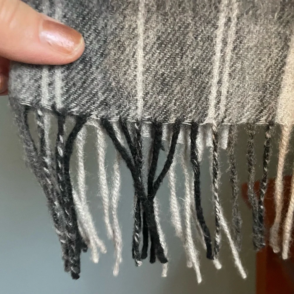 Nordstrom NWT Men’s Shop Wool Plaid Scarf Grey Black & Charcoal. Fringe 12”x78”